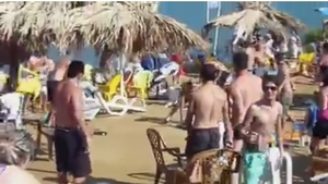 "Live din Costinesti"! Bătaie cu scaune şi şezlonguri pe plajă, printre turişti! Filmuleţul care face acum înconjurul internetului
