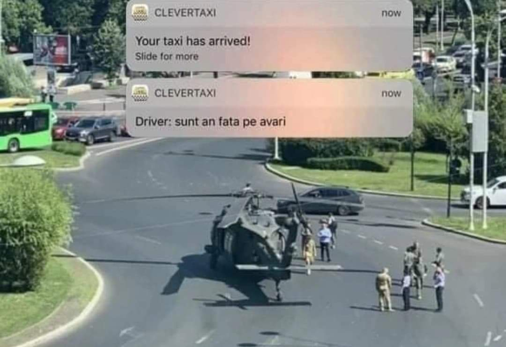 Românii au mult umor! Cele mai bune glume din online după aterizarea de urgență a elicopterului american, Black Hawk, în Piaţa Charles de Gaulle | FOTO