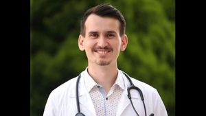 Familia lui Emanuel Mirel Luca, medicul rezident de 28 de ani găsit mort în casă, declarații cutremurătoare: ”Mi-am dat copilul jertfă sistemului sanitar din România!”