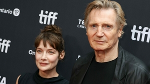 Liam Neeson, surprins ținându-se de mână cu o altă actriță, după despărțirea de Pamela Anderson. Gesturile care au atras atenția pe covorul roșu
