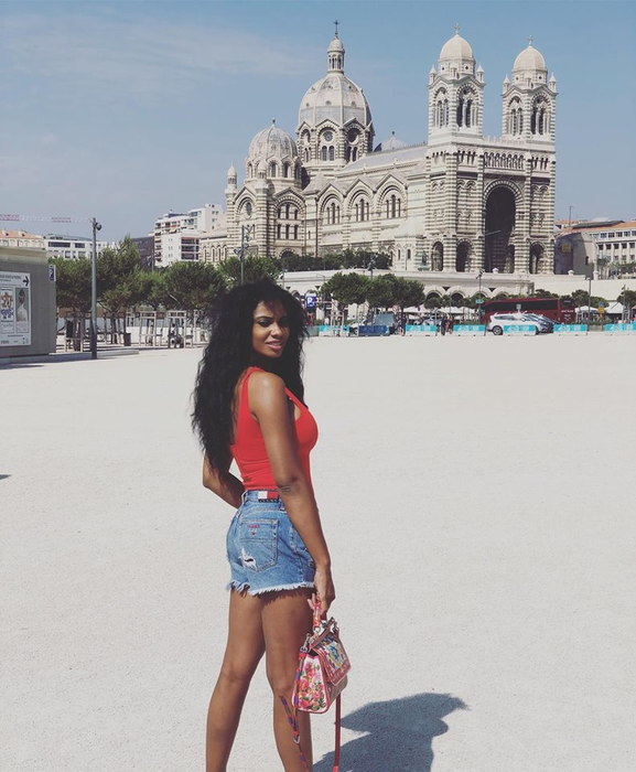 Laurette a plecat în vacanță, în Saint-Tropez! Imagini sexy cu mulatra