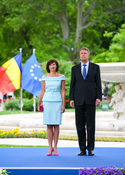 Nu o recunoști! Cum arăta Carmen Iohannis în tinereţe! În copilărie, Prima Doamnă a luat lecții de balet și de pian