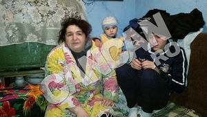 Trei copii crescuti cu doar trei milioane pe luna! Mama lor e disparata ca acoperisul cade pe ei si ii trimite la scoala in papuci