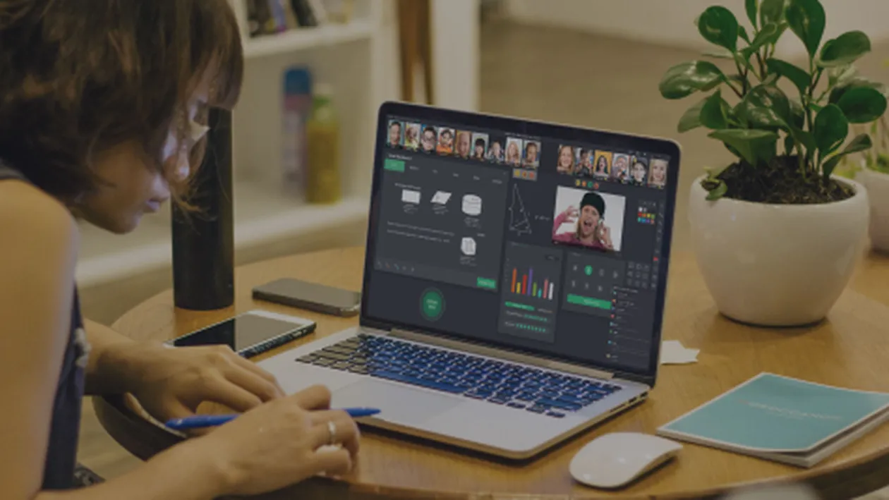 A ieșit din duș și a intrat din greșeală în cadru în timpul cursurilor online ale fiului său. Ce s-a întâmplat după