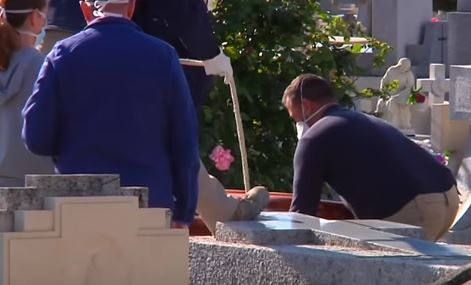 Ți se face pielea de găină! Cum arată o înmormântare pe vreme de pandemie COVID-19