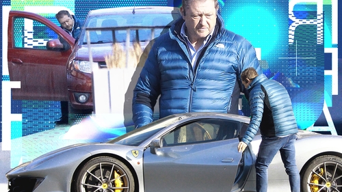 Imagini rare! Milionarul italian și-a “abandonat” Ferrari-ul în Floreasca și a dat o tură cu Logan-ul