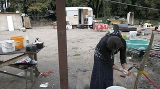 O familie de rromi da in judecata primarul unei comune franceze, pentru ca nu si-a respectat promisiunea de a le da o locuinta