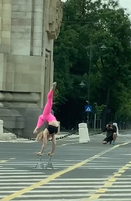 Ce făcea această tânără la ora 8 dimineaţa, în faţa Arcului de Triumf. Trecătorii au crezut că nu văd bine| FOTO şi VIDEO