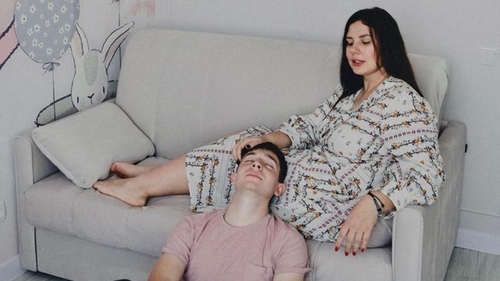 Influencerița care s-a căsătorit cu fiul ei vitreg așteaptă un copil: „Ne veți judeca”