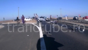 Imagini SOCANTE! Un copil isi plânge părintii in urma unui accident si priveste incremenit TRAGEDIA de pe sosea