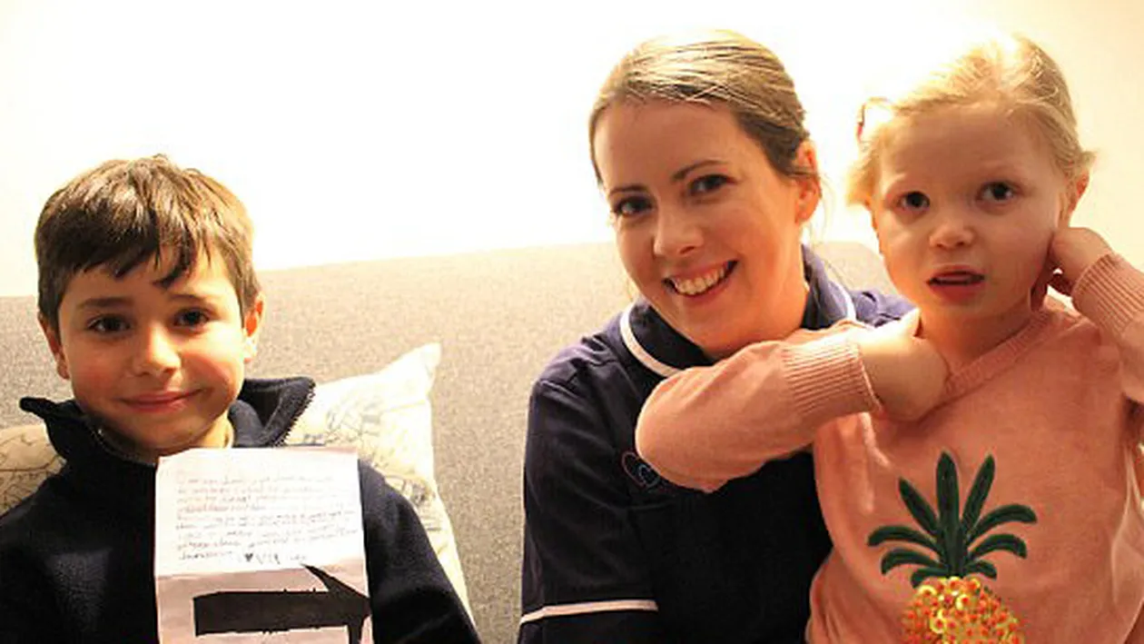 Gest emoţionant făcut de un copil de 8 ani, pentru prietena lui care are o tumoră pe creier! Ce i-a cerut lui Moş Crăciun: “Vă rog, vă rog să nu îmi aduceţi niciun cadou anul acesta“