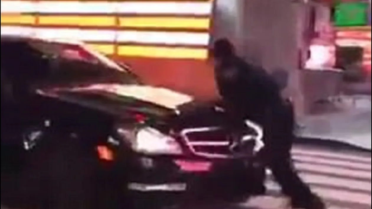 VIDEO / Un bolid de lux a lovit un poliţist în plin! Ce s-a întâmplat cu omul legii