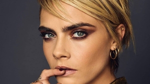 Cara Delevingne, surprinsă din nou în ipostaze delicate. Actrița era complet dezorientată