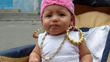 Bebelusul de azi, pitipoanca de maine! Uite cum si-au batut joc parintii de fetita asta - I-au rupt urechile cu niste cercei mamut si au cocosat-o cu un lant de aur la gat