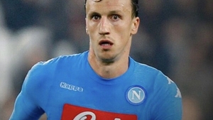 FOTO! Vlad Chiricheș, fascinat de o sexy jurnalistă la meciul cu Lazio! Imaginea a făcut deliciul internauților!
