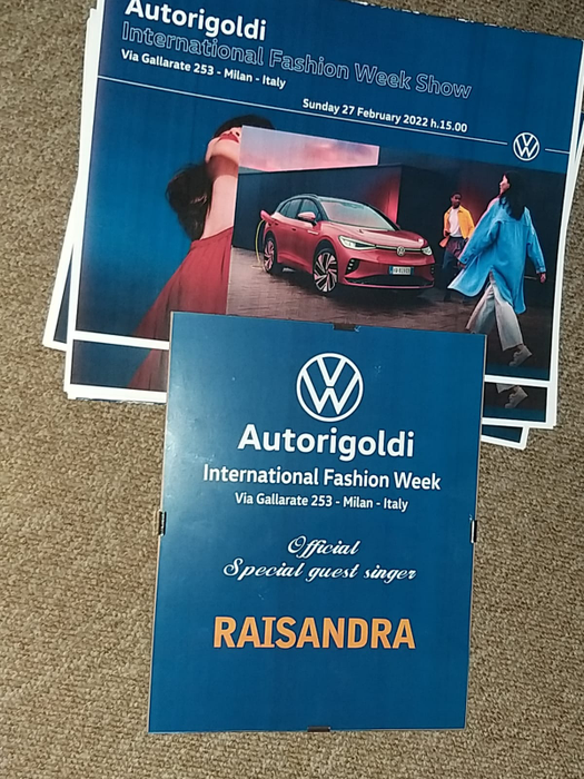 Raisandra, solidară cu poporul ucrainean la “Milano Fashion Week”. Gestul de suflet pe care l-a făcut pe scenă, în timpul defilărilor și reprezentațiilor | FOTO + VIDEO