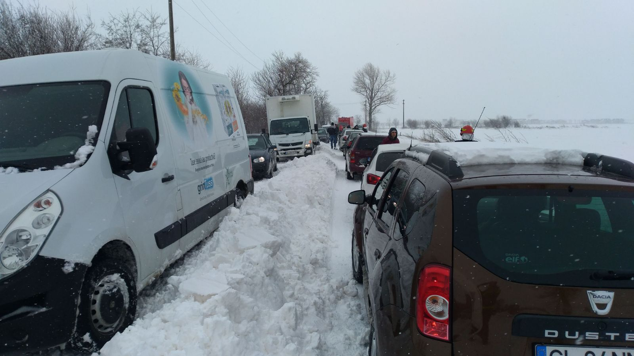 Mai multe echipaje de salvatori au intervenit pentru deblocarea DN 4