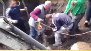 IMAGINI INCREDIBILE! Panica si groaza! Un copil de 13 ani a cazut intr-o fantana adanca de 15 metri!