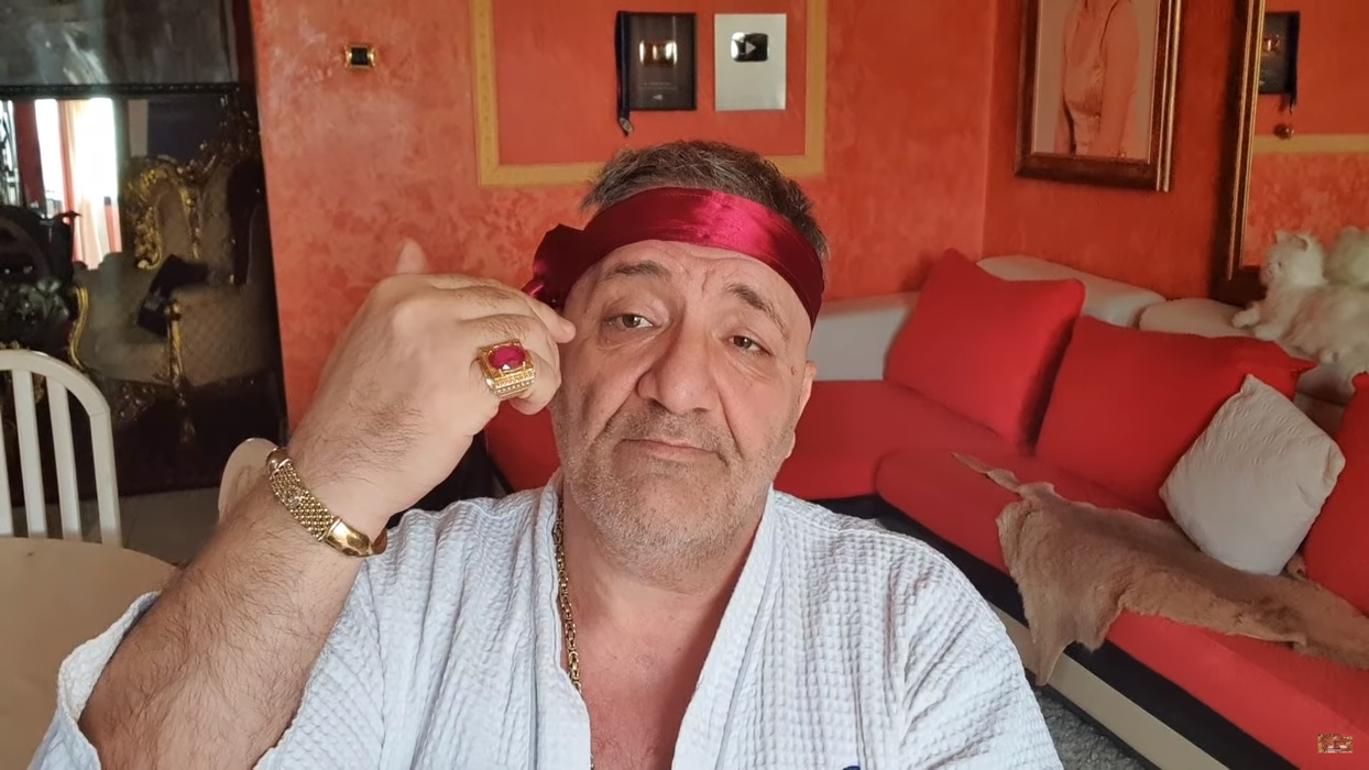 Cum arată, de fapt, apartamentul în care locuiește Nelson Mondialu. Pe afară-i vopsit gardul, înauntru-i… interlopul