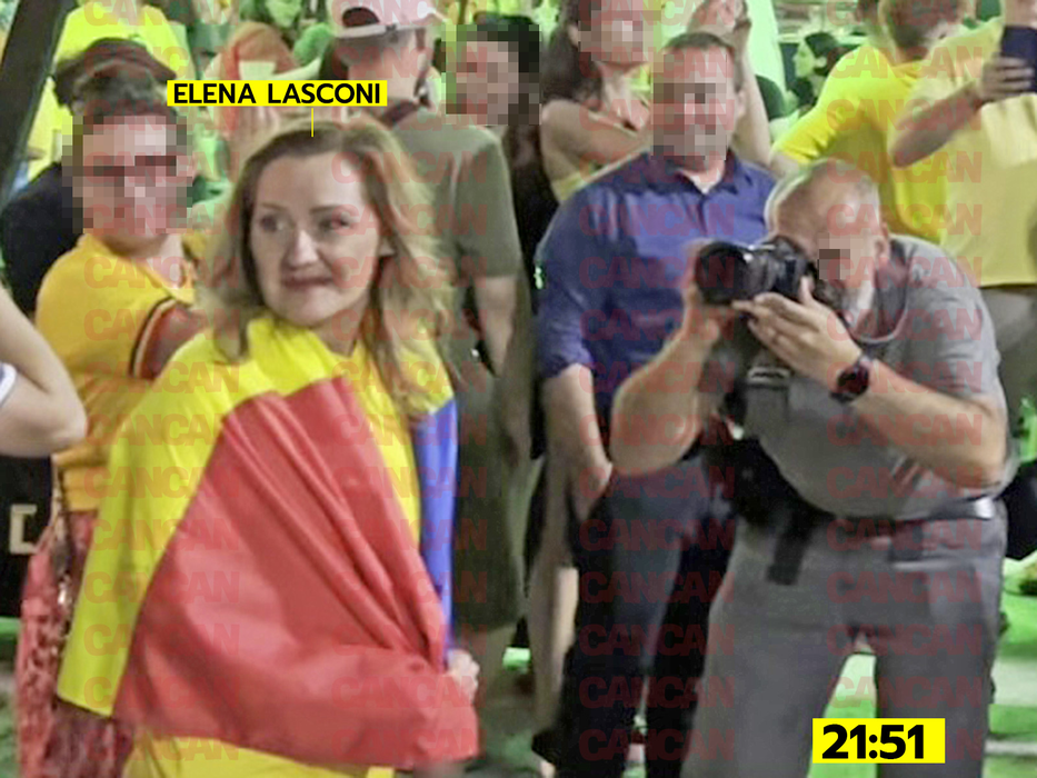 Cu tricolorul pe ea, Elena Lasconi a fost fost nonstop pozată de către fotograful cu care a venit.