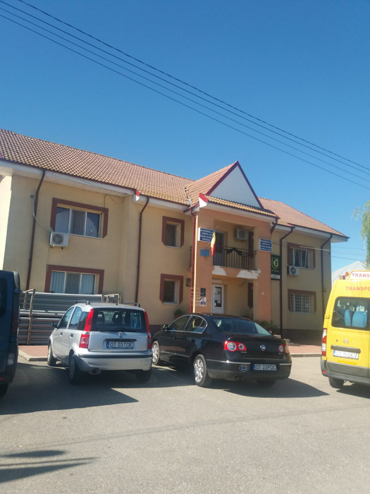 În ziua alegerilor locale, peste tot în comună erau poze cu chipul edilului decedat