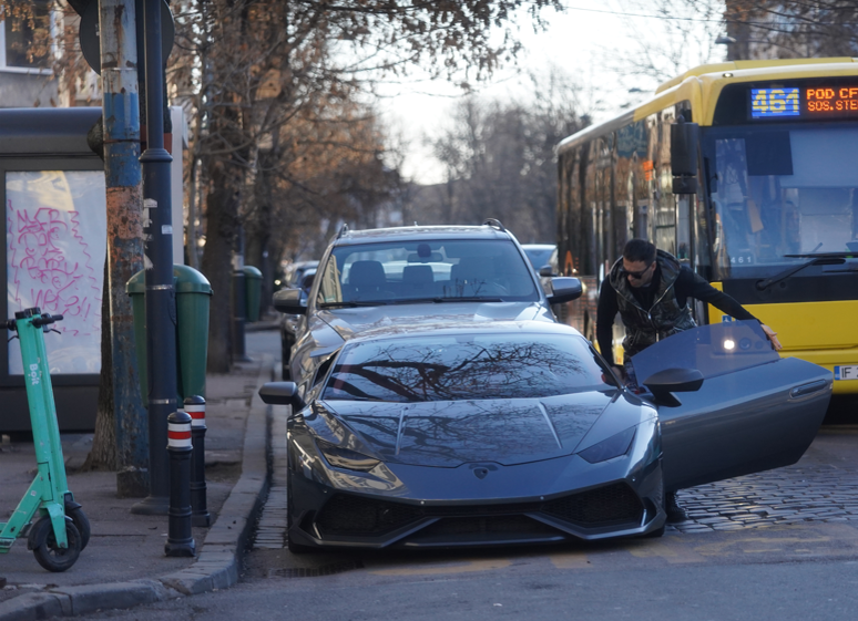Zed a revenit la mașina pe care o lăsase parcată în stradă
