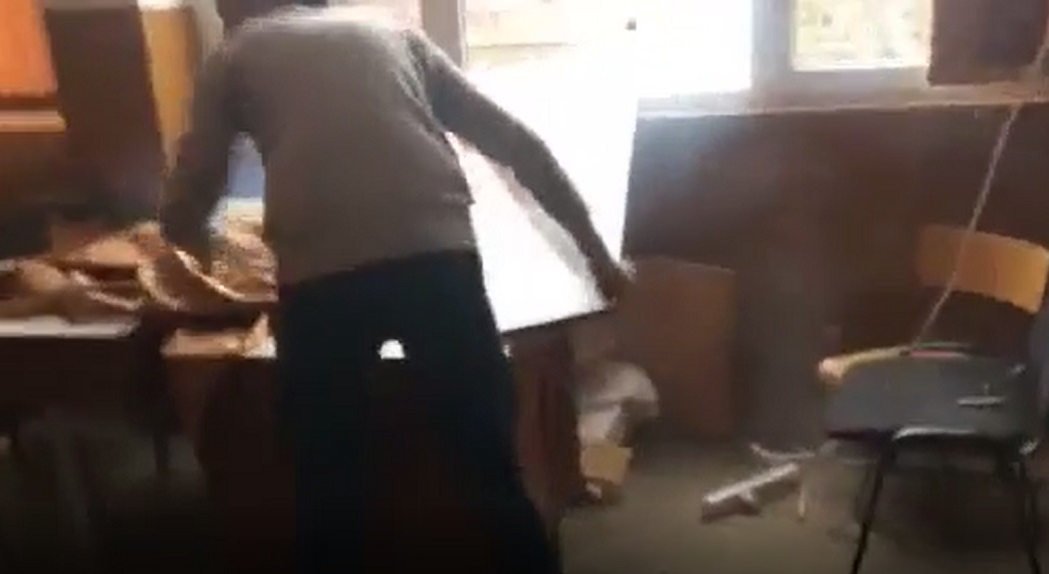 Elevii au încercat să repare catedra, fără succes
