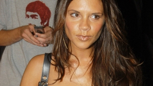 Vezi cum si-a schimbat Victoria Beckham frizura din 1994 incoace! Tie care dintre aceste 15 look-uri iti place cel mai mult?