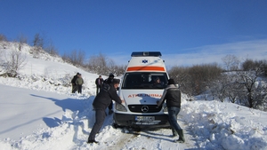O ambulanta cu un bolnav in stare grava a ramas inzapezita! Paramedicii au fost ajutati de sateni si pompieri sa plece din loc!