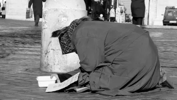 Imaginea care a revoltat pe toata lumea! Ce tinea cersetoare ascuns sub un batic!