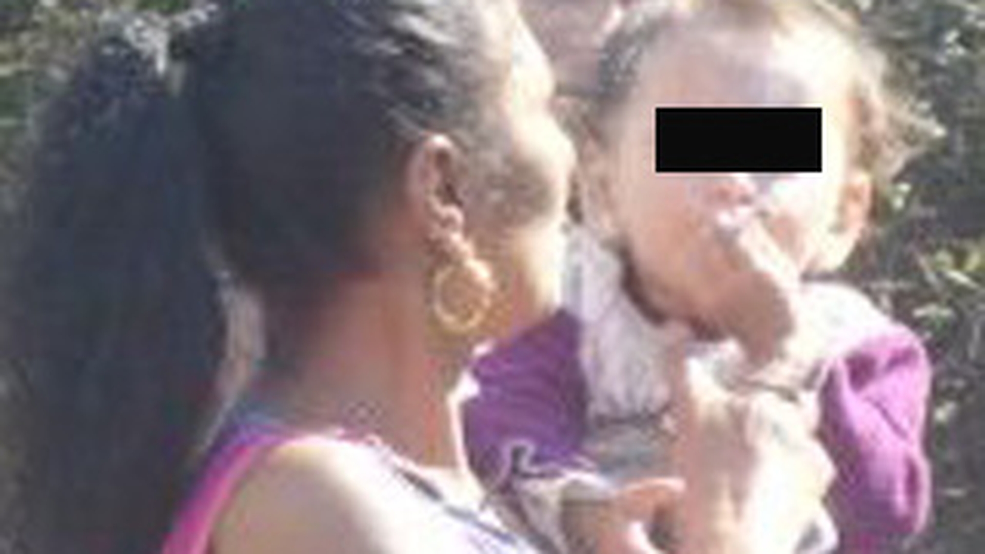 IMAGINI SOCANTE Ce pedeapsa i-ai da? O constanteanca isi obliga copilul de doar cateva luni sa fumeze! Bebelusul trage din tigara ca din biberon!