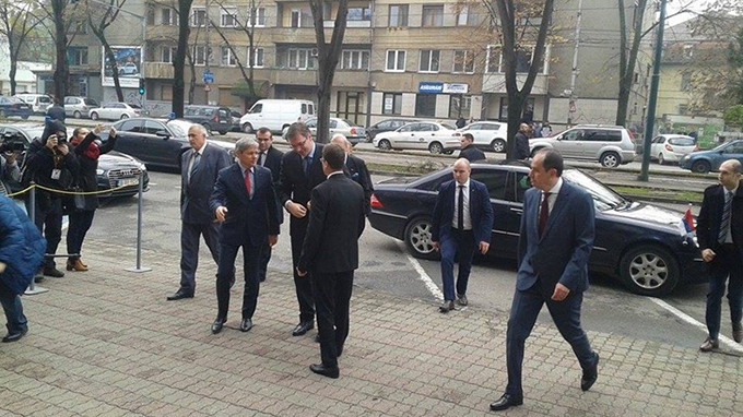 CIOLOŞ şi premierul sârb au stat la semafor deşi se oprise circulaţia! Cum au aşteptat culoarea verde ca oamenii de rând