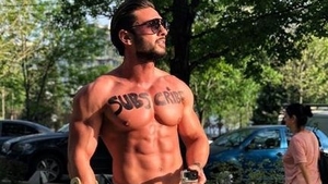 Dorian Popa s-a plimbat doar în chiloți pe străzile din București!