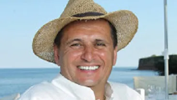 Oferta limitata: Nea Marin pune vedetele sa munceasca pentru tine, la Serviti, va rog! Vino pe 9 iunie la Mamaia