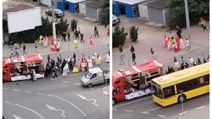Imagini șocante în Constanța. Zeci de oameni au participat la o înmormântare cu lăutari, ignorând avertismentele autorităților