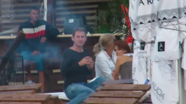 Mircea Solcanu, stingher pe plaja din Mamaia. Doar prietenele, o barfa mica si un pahar l-au mai incalzit