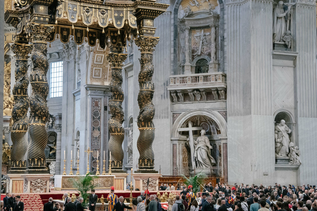 Omagiu pentru Papa Francisc la Bazilica Sfântul Petru/ Sursa foto: Inquam Photos / Andrei Pungovschi