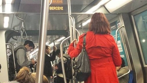 Cum a putut sa apara la metrou aceasta tanara! Toti calatorii s-au uitat la ea