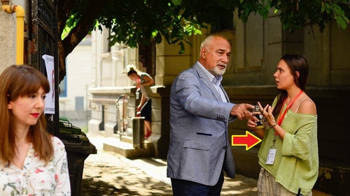 Fiica fostului ministru al economiei a debutat ca actriţă! Numele piesei în care Armine Vosganian a fost distribuită te face să ai fiori reci pe şira spinării. Este tratată o problemă gravă din zilele noastre