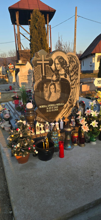 În loc să-și strângă fiica în brațe, părinții Andreei îi duc acum flori și lumânări la cimitir foto: Facebook
