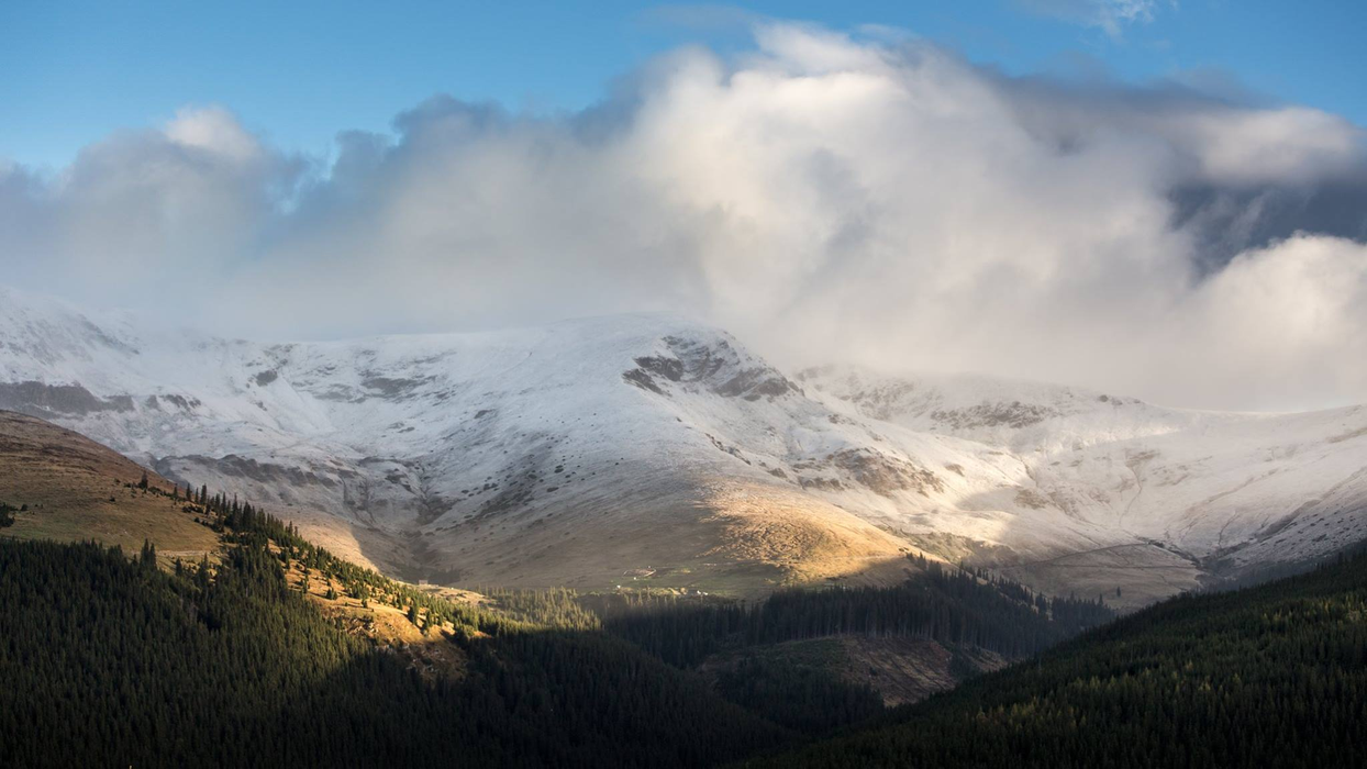 A căzut prima ninsoare pe Transalpina! Circulatia este…