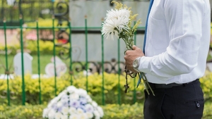 Un bărbat și-a înscenat propria înmormântare dintr-un motiv ireal. Cum au reacționat oamenii când au aflat că el nu murise, de fapt