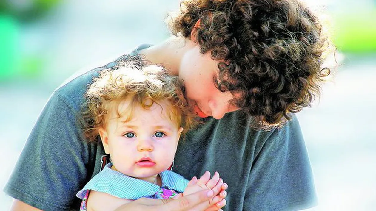 Baiatul meu e prea tanar ca sa fie tatic.Ce ma fac?