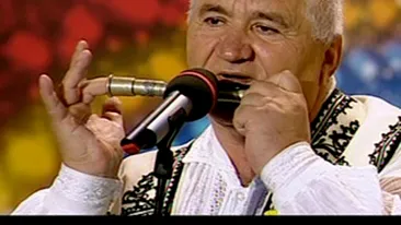 VIDEO Un nene i-a rupt pe toti la Romanii au talent! A cantat la sticla de tuica si la un instrument pe care l-a inventat- digi-fomful!