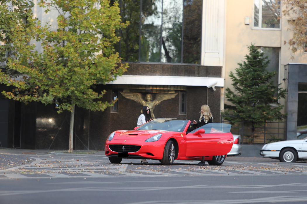 Lexy a ”rupt” Bucureștii în două cu un Ferrari de 100.000 €!