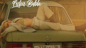 În compania cui a fost fotografiată Lidia Buble azi, la o piscină din București! Martorii au privit-o lung pe cântăreață