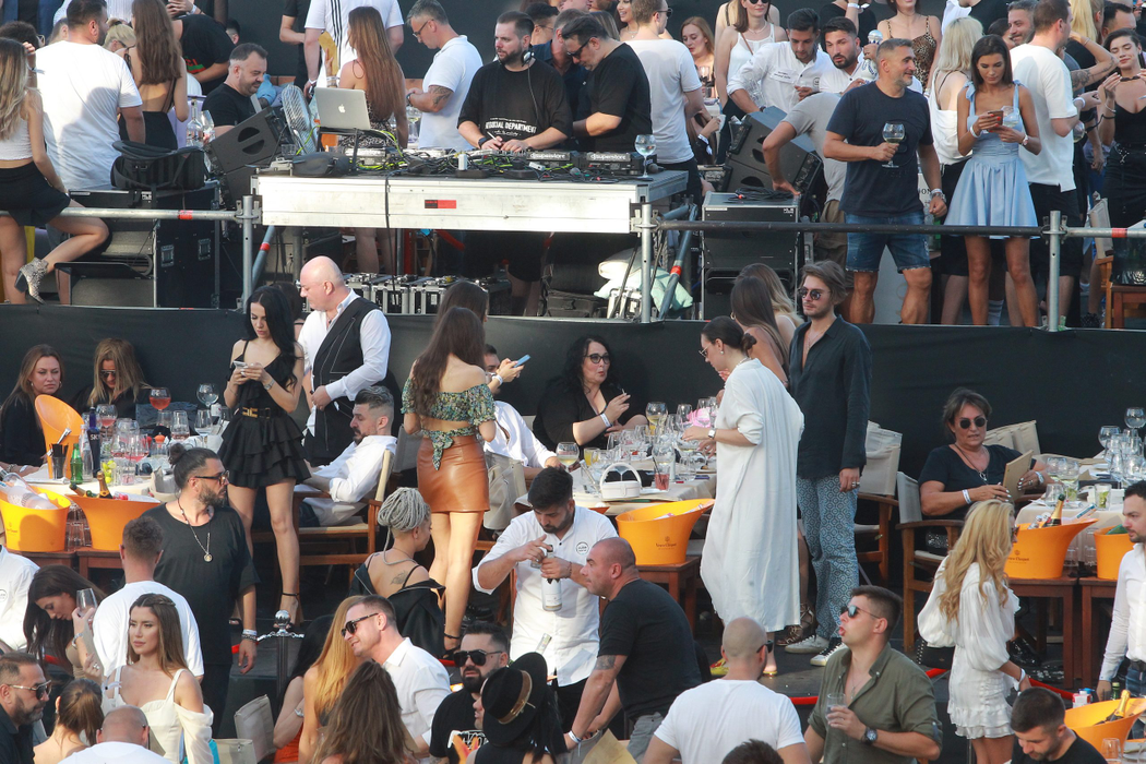 Viviana Sposub, George Burcea și ”soacra” lui s-au distrat, în club, la mare