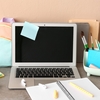 Copilul are laptop pentru școală, dar tentațiile sunt la un click distanță! Cum îl ajuți să rămână concentrat