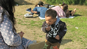 Gestul acestei mamei te va revolta! Ce ii face propriului copil, in parc. Imaginea a facut inconjurul lumii