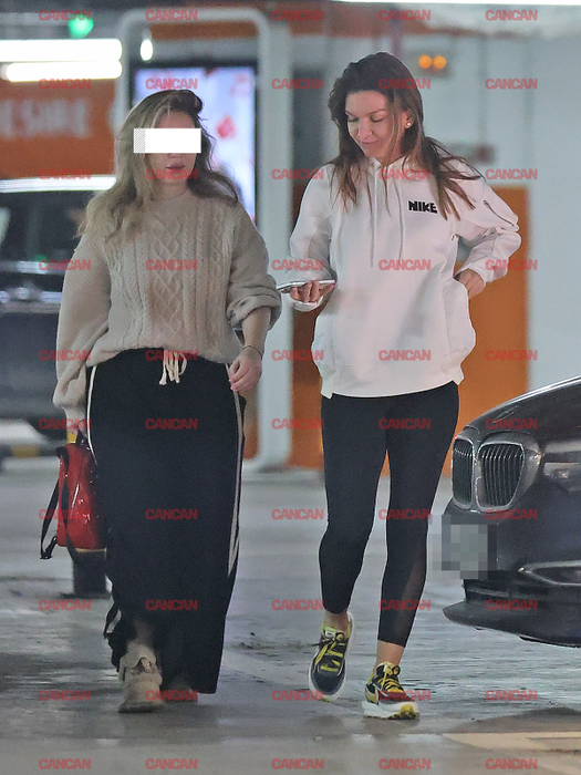 Simona Halep a poposit cu o amică în mall